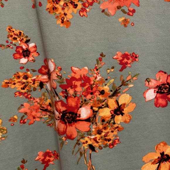 SALE!! Floral green v-neck crisscross tunic - Picture 2 of 5